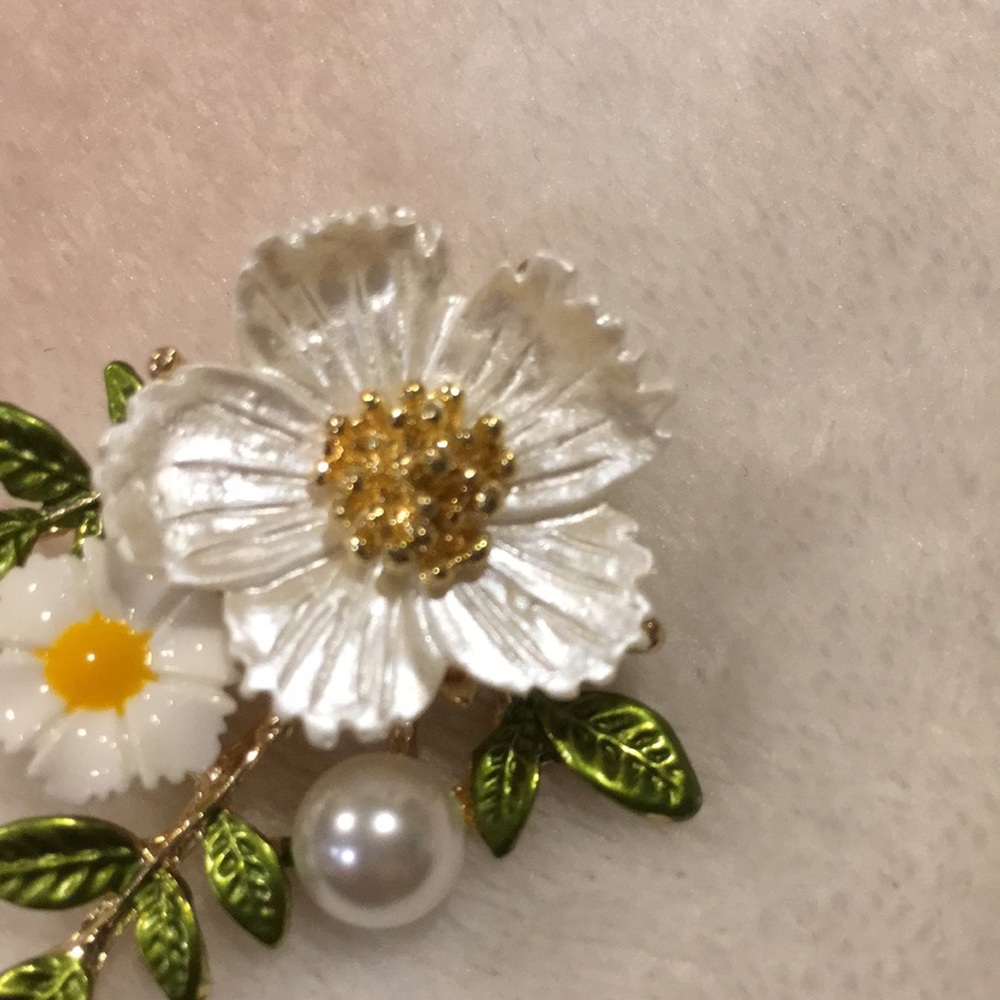 Flower Fashion  Pin Brooch NWT Faux Pearl 2x1.5” Gold Toned Metal Alloy - Picture 9 of 11
